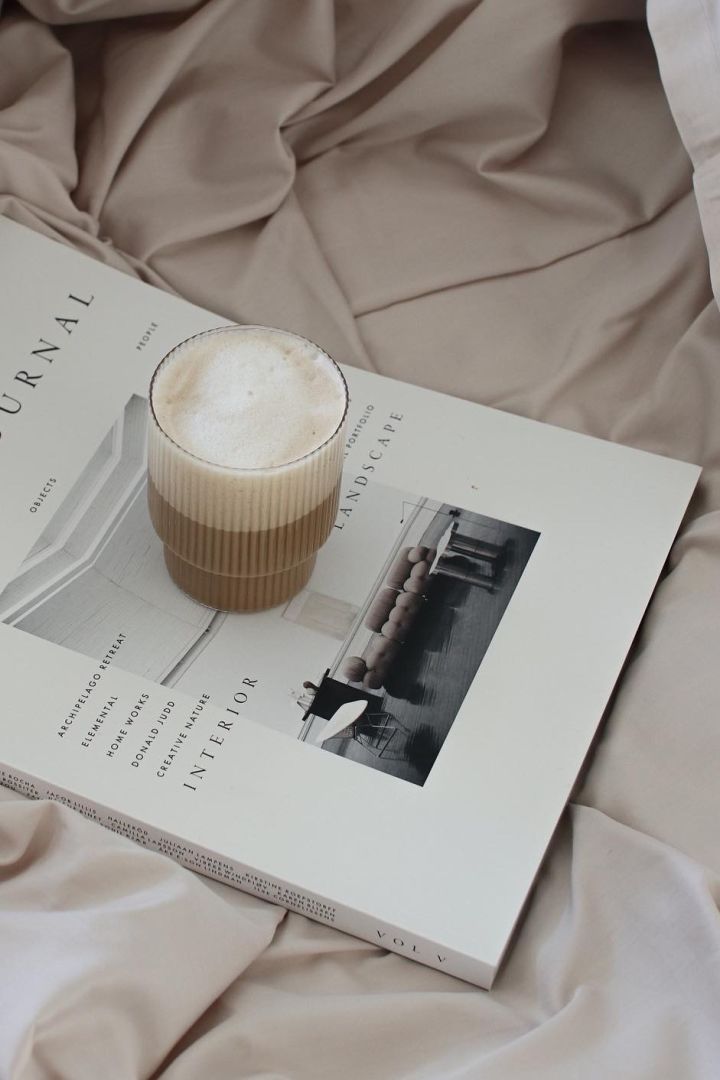 Interiør i riflet glass er en av årets trender. Her har influenceren @ellesklingen fylt Ripple-glass fra ferm LIVING med en luksuriøs kaffe latte.