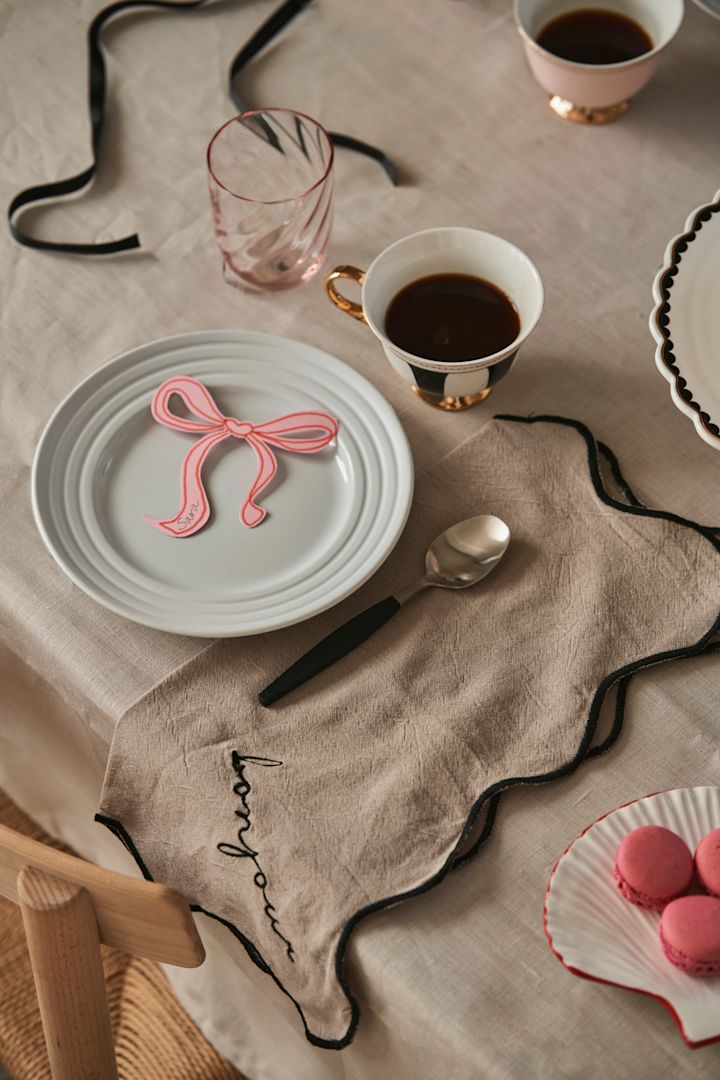 Dekk bordet for en Galentines-feiring med dine favorittvenninner. Her ser du linservietter fra Byon og svart-hvitt-stripete tekopper fra Hilke Collection.