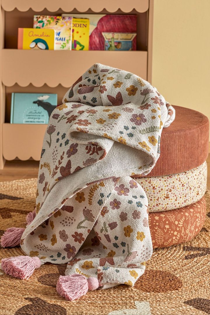 Kristine ullteppe fra Bloomingville holder babyen varm etter badet eller i sengen, noe som gjør det til en gjennomtenkt gave til babyshoweren.