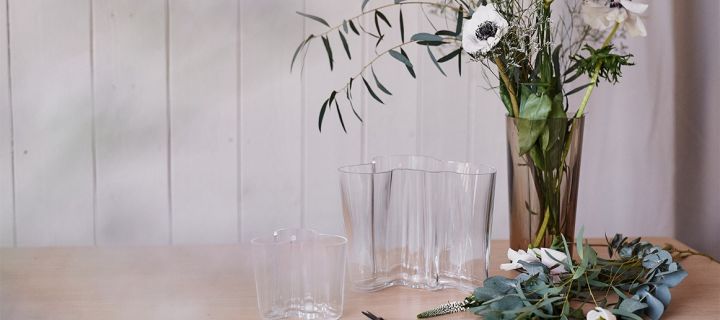 Alvar Aalto-vaser fra Iittala står på bordet som de perfekte vasene for snittblomster. 