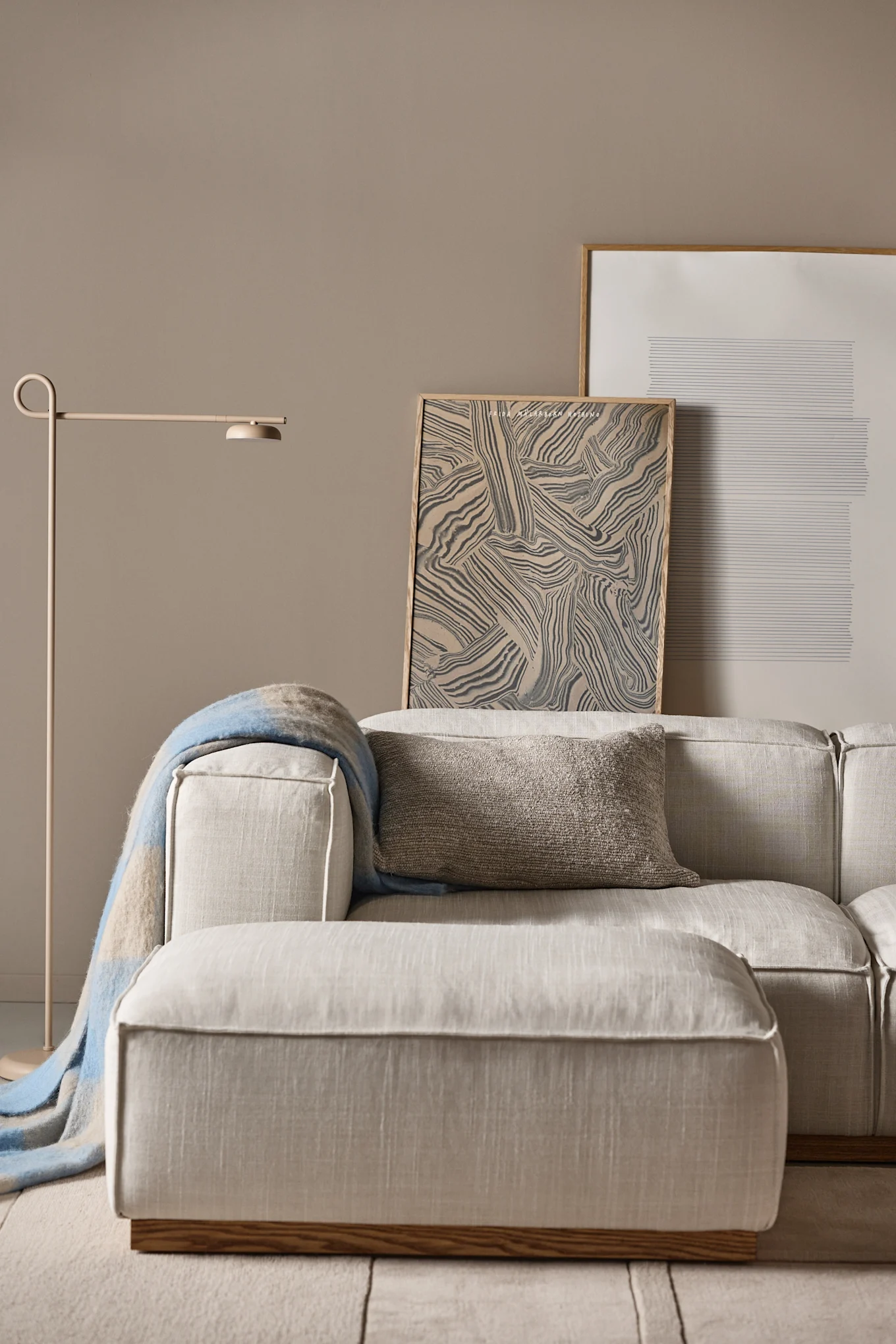 Den store modulsofaen fra 1898 i beige polstring, her plassert i en nøytral stue, passer perfekt til skandinaviske interiørtrender 2025 og moderne interiørdesign.