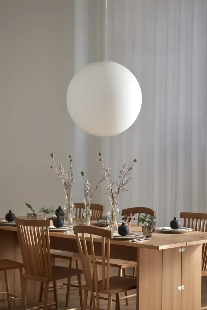 Design House Stockholm sin lampe Luna, også et utmerket valg når du skal velge kjøkkenlampe.
