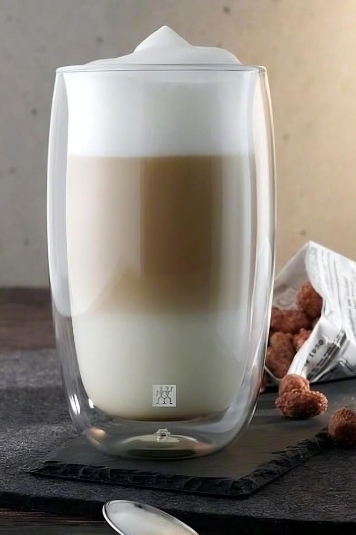 Store kaffekopper: Sorrento-glasset fra Zwilling er perfekt til latte macchiato og holder kaffen varm lenger takket være de doble veggene.
