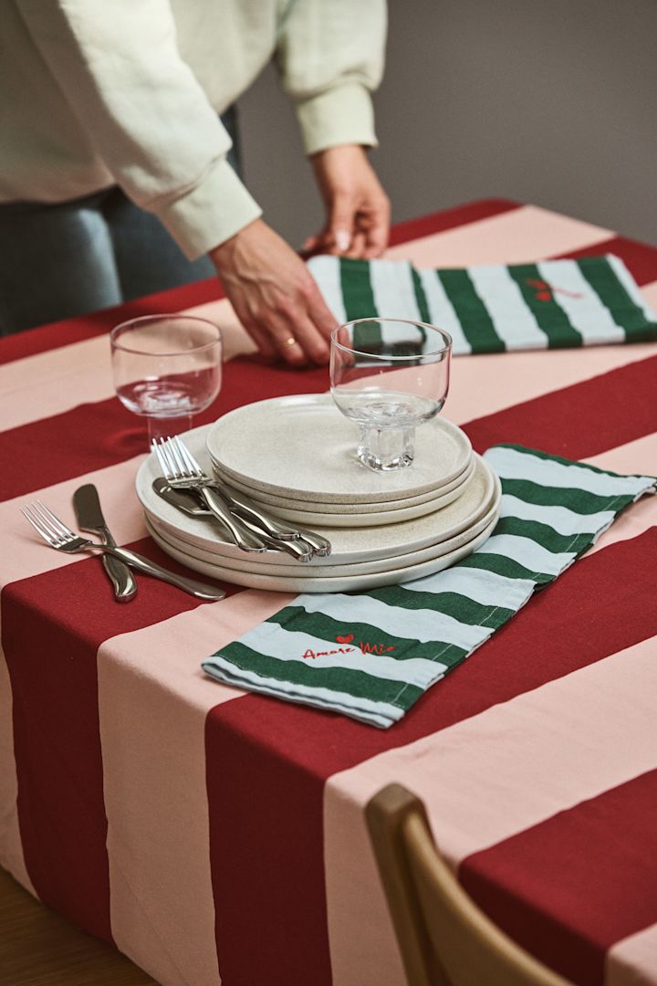 Kirsebærrødt kombinert med rosa er en av de største trendene i fargetrender 2025. Her ser du Byons duk med røde og rosa striper, perfekt for et moderne og trendy interiør.