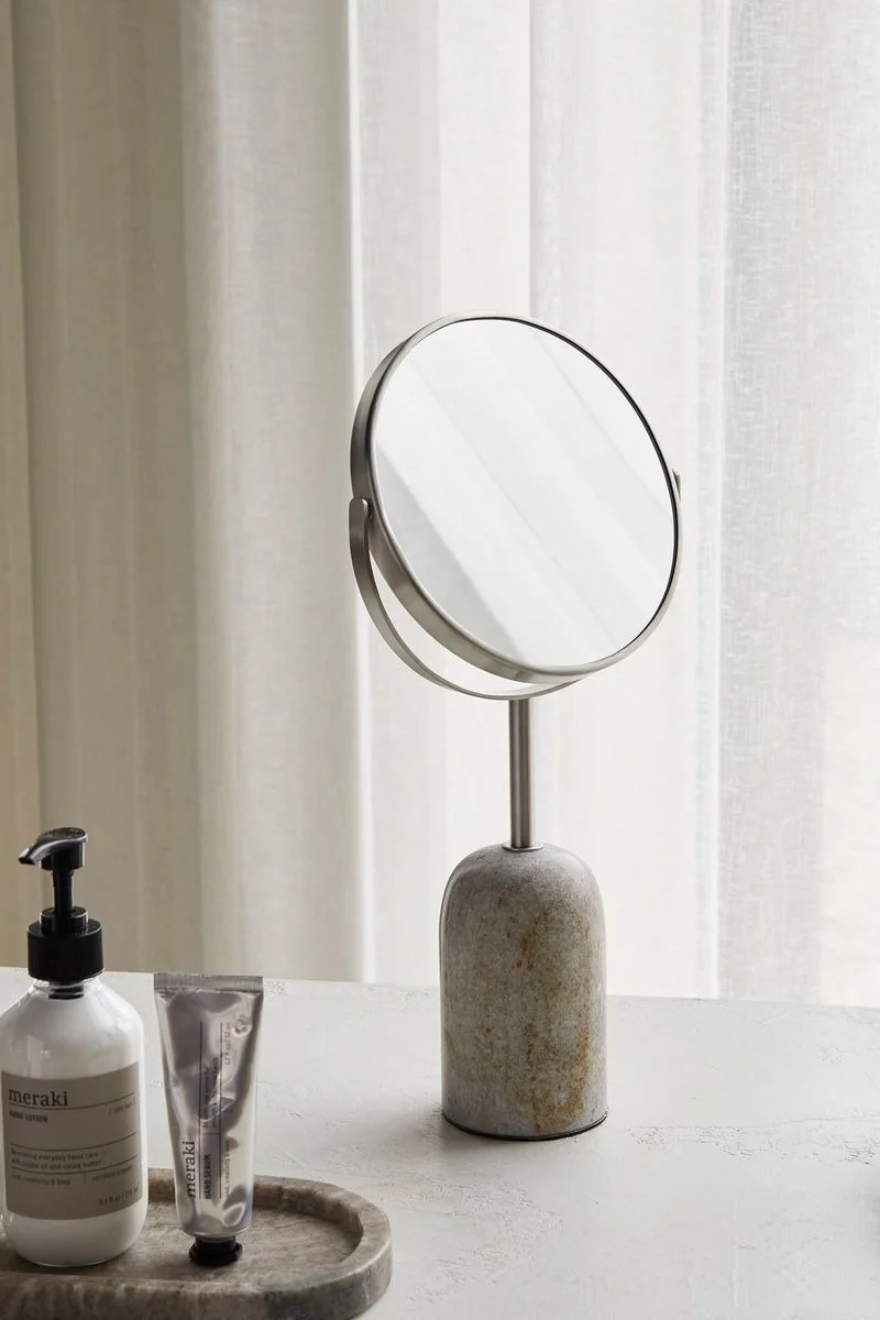 En forstørrelsesspeil som denne dobbeltsidige bordsspeilen Marble fra Meraki kan være svært nyttig ved barbering og er derfor en flott farsdagsgave.