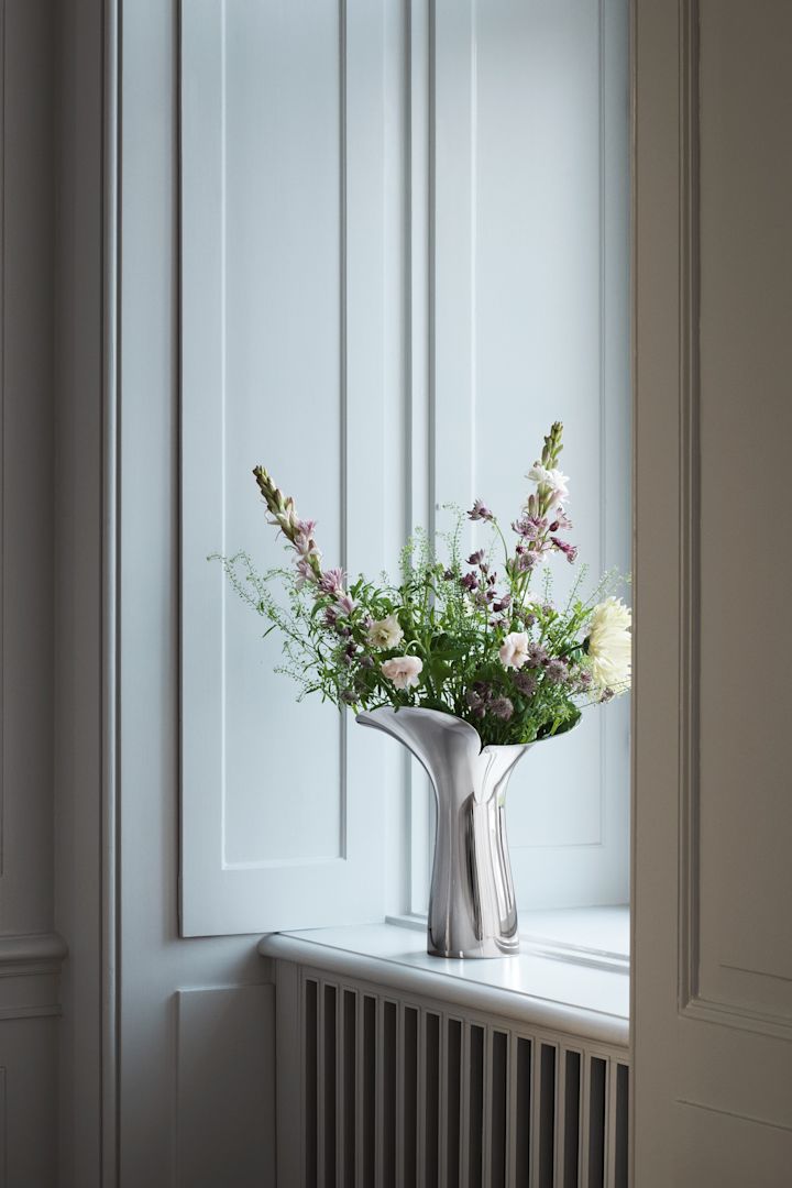 Den lekne Bloom Botanica i rustfritt stål fra Georg Jensen er en tidløs stor vase for våren.