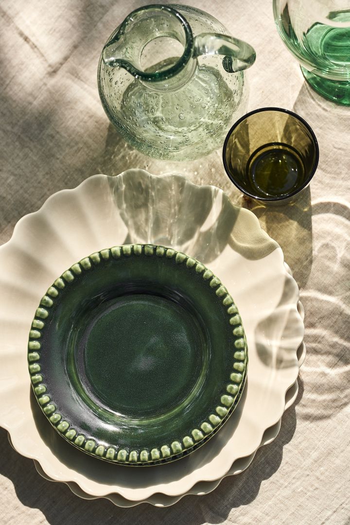 Skap borddekkingen til sommerfesten i hagen med Daria asjetter fra PotteryJo, Kartio glass fra Iittala, Oyster asjetter fra Mateus.
