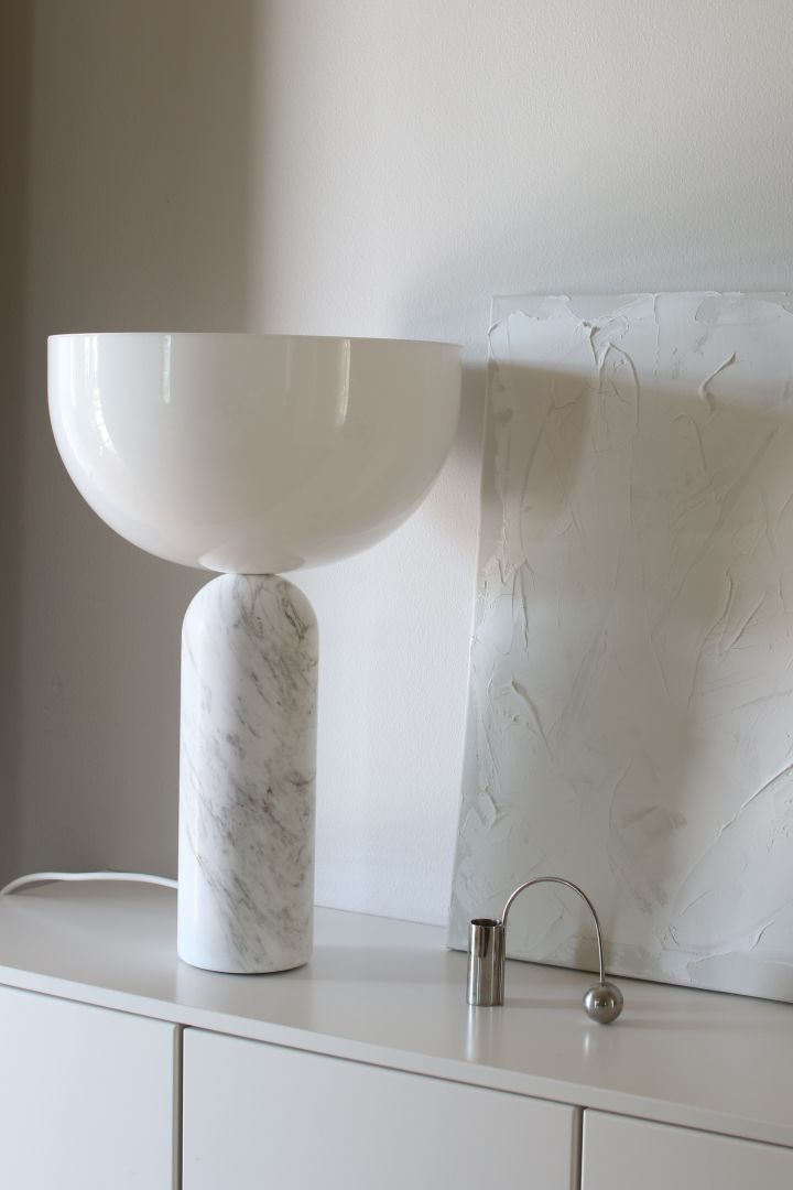Forny hjemmet ditt med moderne belysning - her ser du bordlampen Kizu fra New Works i hvit marmor.
