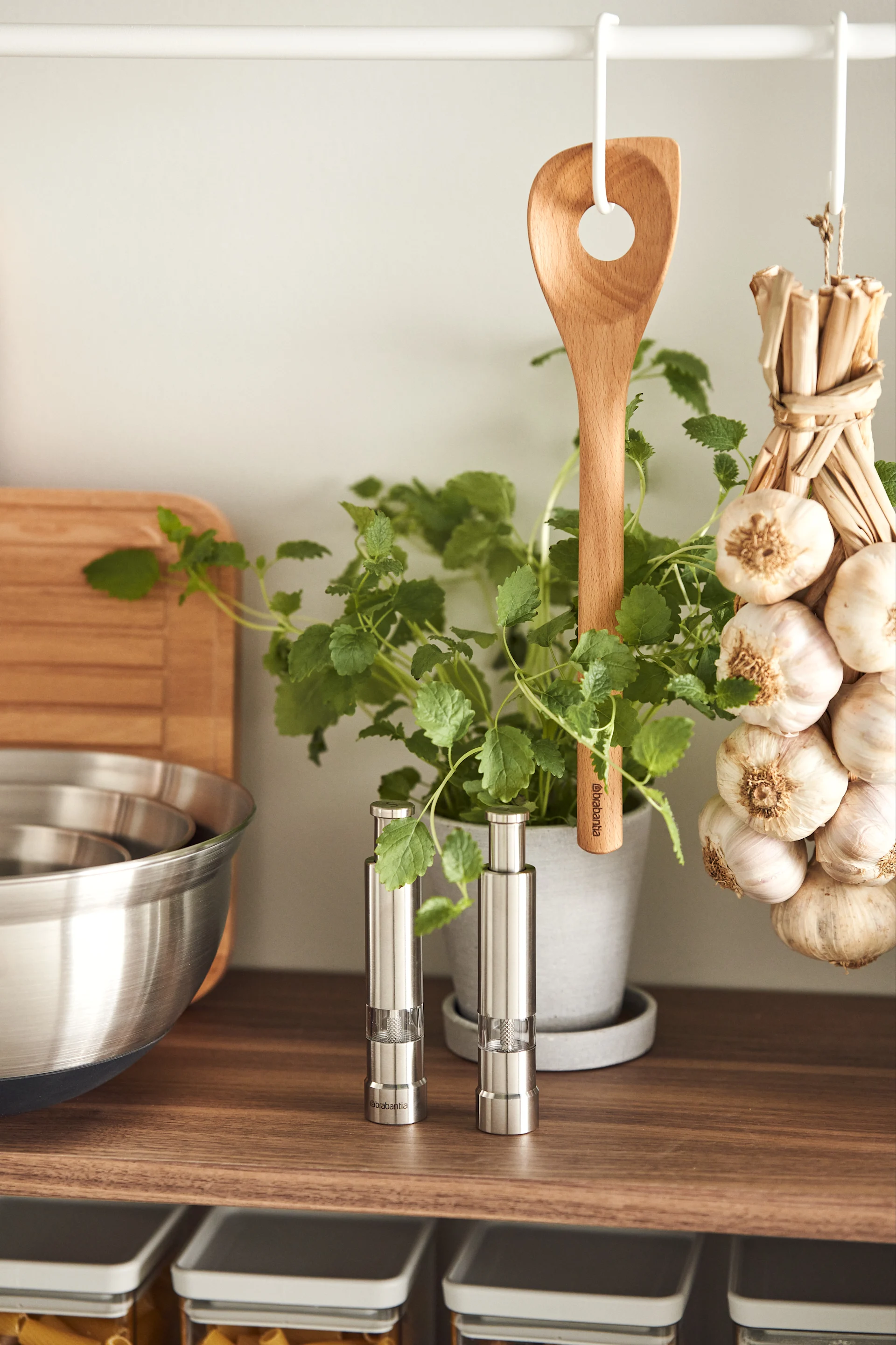 Organiser hjemme ved å sette fram det du bruker mest – som her, der Brabantia salt- og pepperkvernene får stå fremme sammen med andre kjøkkenredskaper på en åpen hylle.