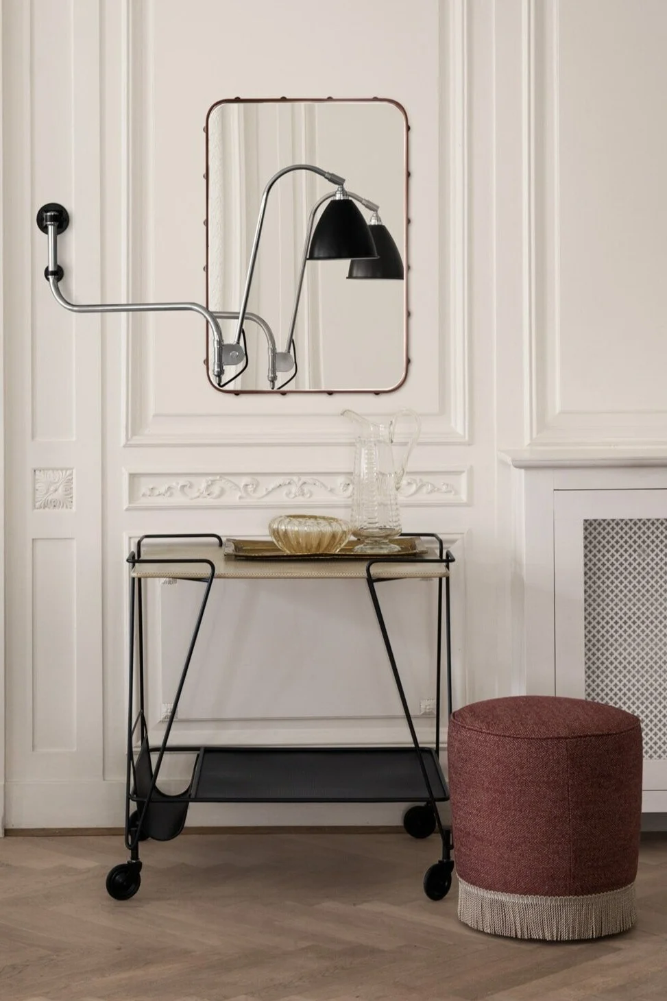 Oppdag GUBIs belysningstips for hjemmet. Her ser du Bestlite BL10 vegglampe montert på veggen foran et speil for å maksimere lyset.