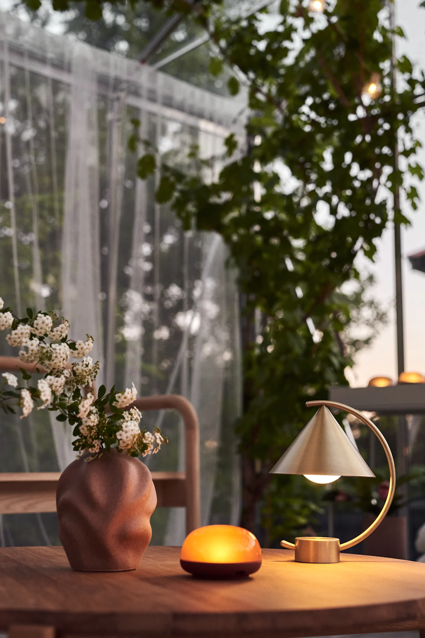 Tips til koselig uteplass - innred uteplassen din med bærbar belysning som lar deg plassere dem uansett hvor du er.