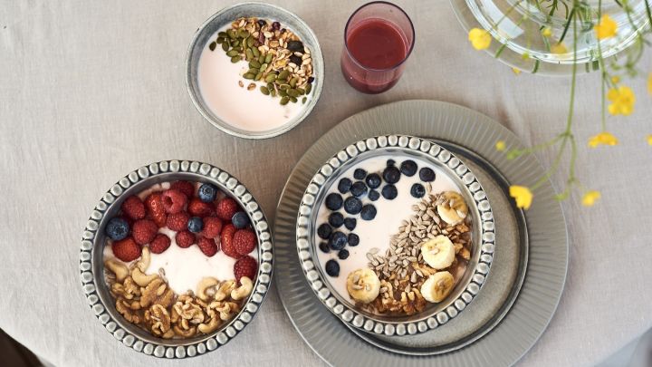 Tre smoothie bowls smaksatt med nøtter og bær er et godt tips til en enkel sommeroppskrift. 