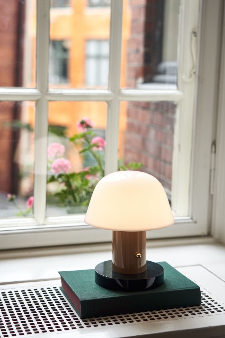 Sesongens trendy sopplampe er bordlampen Setago JH27 fra &Tradition, som blir en fin interiørdetalj i vinduskarmen eller i bokhylla.