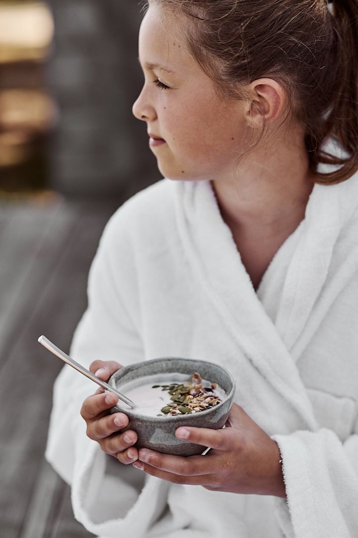 En enkel smoothie bowl med yoghurt og gresskarkjerner servert i en liten grå bolle fra Mateus lyser opp morgenen.