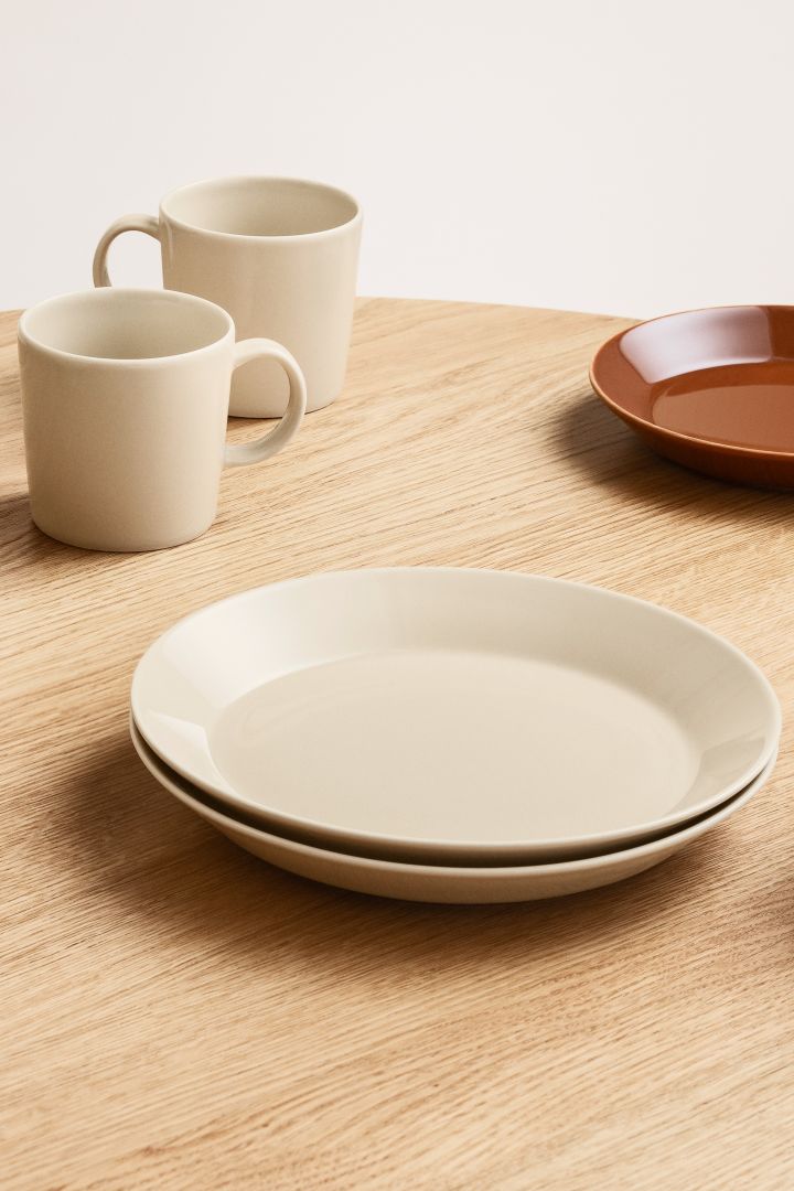 Et startsett eller klassisk porselen er perfekte å gi bort som tidløs designgave - her Teema-tallerkener fra Iittala i beige. 