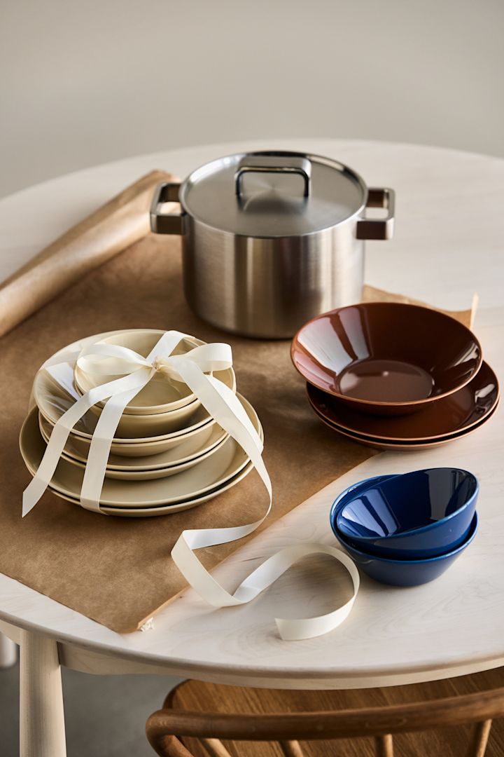 Et startsett eller klassisk porselen er perfekte å gi bort som tidløs designgave - her Teema-tallerkener fra Iittala i beige. 