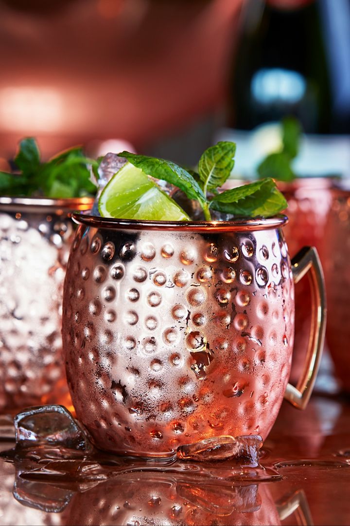 Server mocktailen Virgin Mojito i en avkjølt kobberkopp fra Dorre.