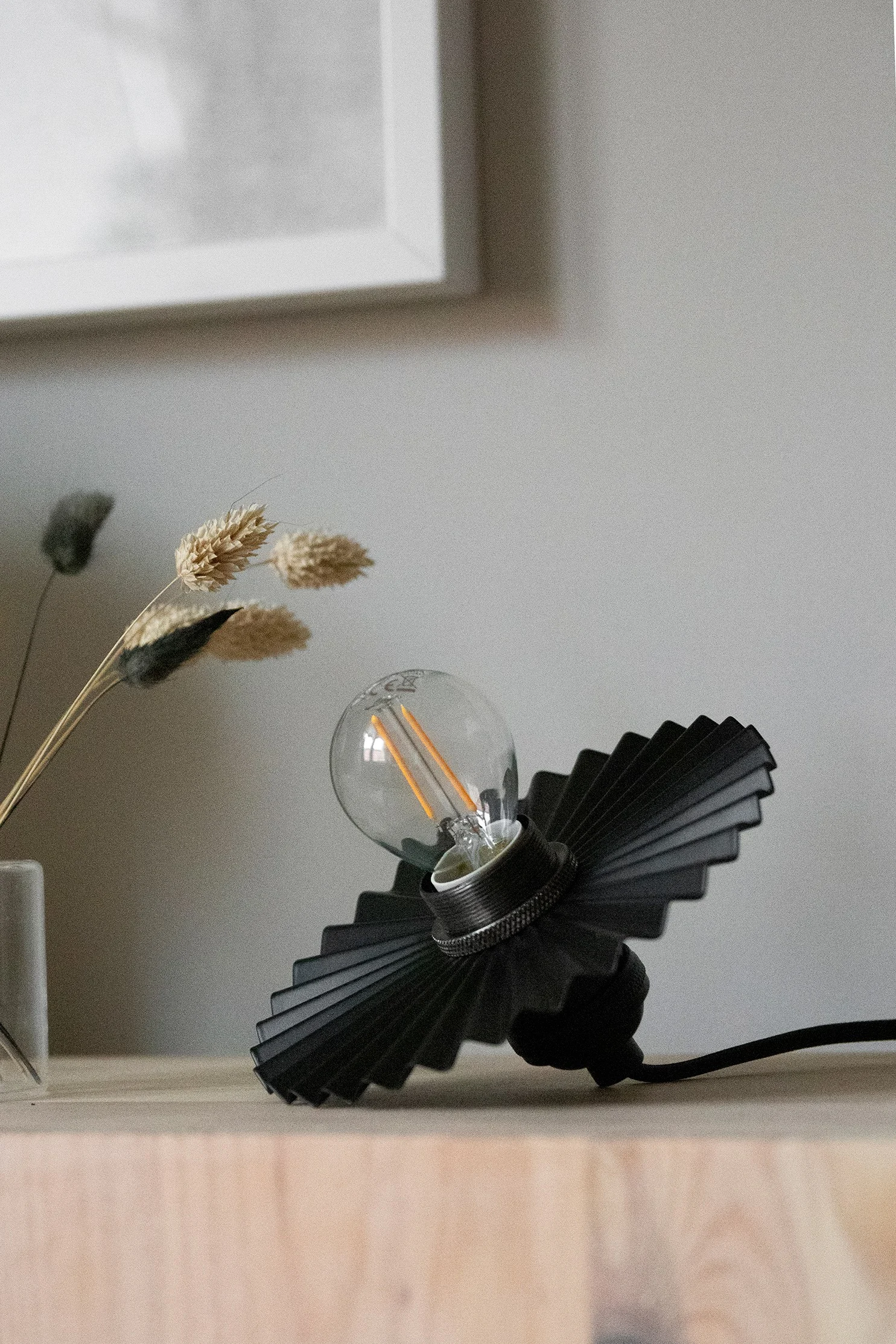 Taklampen Omega fra Globen Lighting er et tips på en trendy lampe med plissert lampeskjerm, som er perfekt å henge i vinduet ditt.