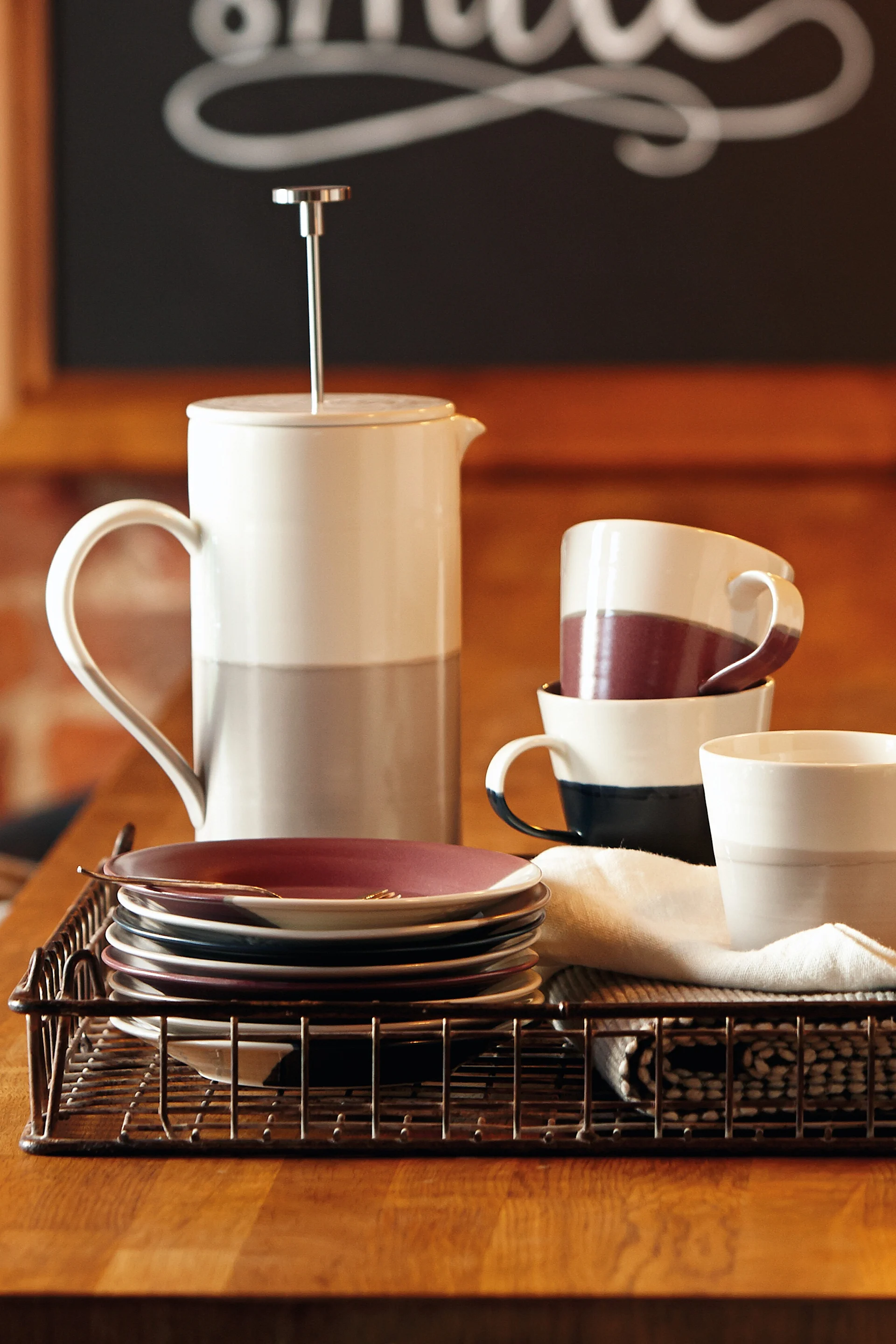 Farsdagsgave tips - Gi bort en presskanne for deilig kaffe på farsdag. Her ser du Coffee Studio French Press fra Royal Doulton i en koselig baratmosfære.