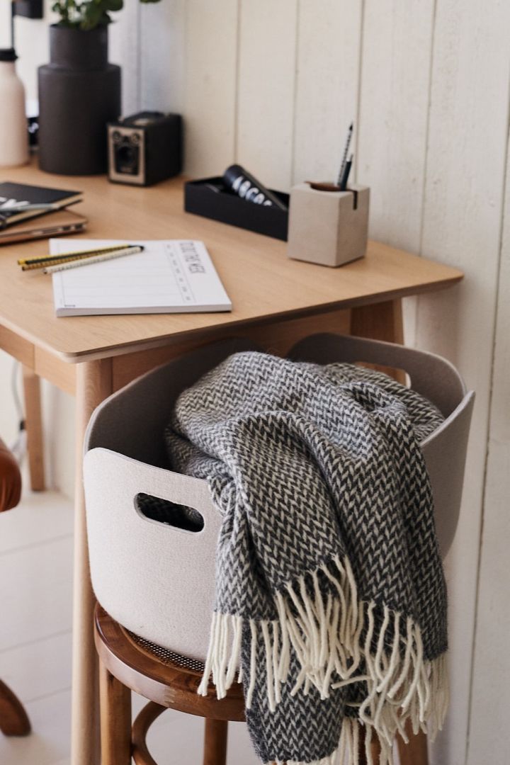 Innred det lille kontoret ditt med stilig oppbevaring som Restore-oppbevaringskurven fra Muuto, perfekt til et koselig pledd som kan holde deg varm mens du jobber.