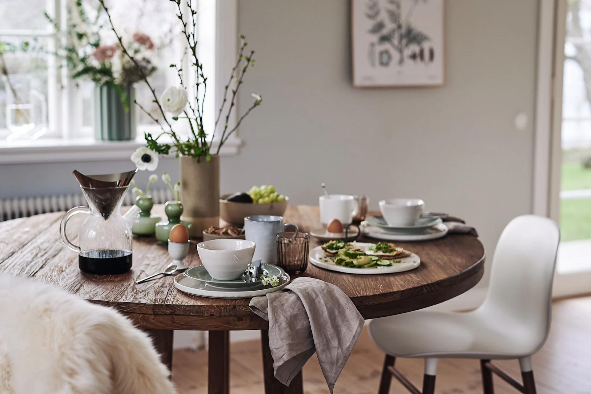 Ett dukat bord för frukost 