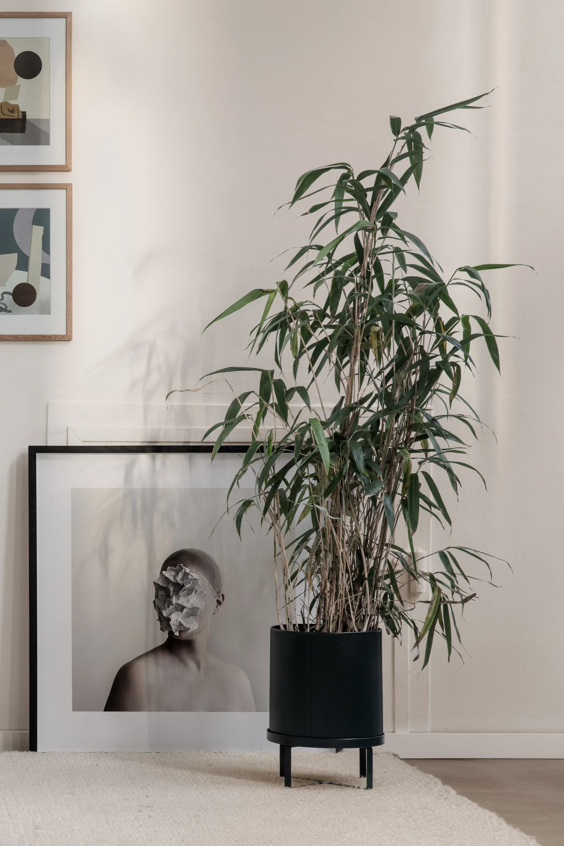 9 tips til store krukker innendørs. Innred med Bau krukke i sort stål fra Ferm Living.