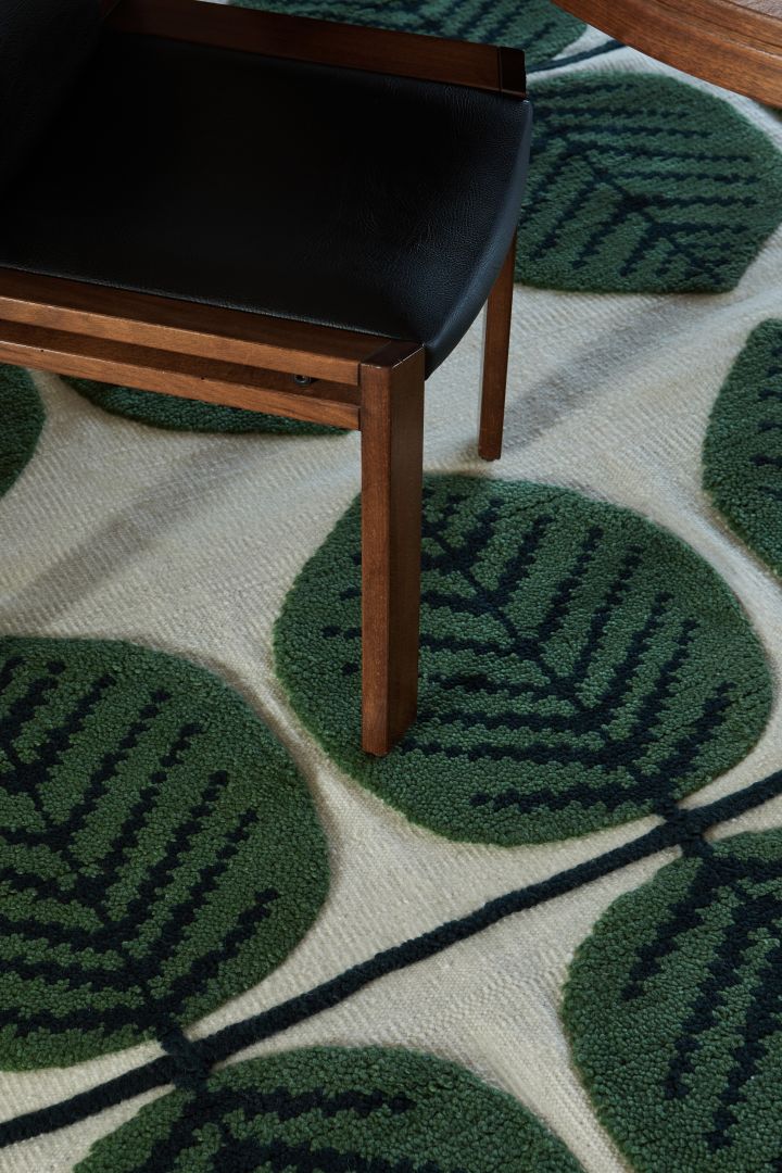 Layereds teppekolleksjon med mønster fra Stig Lindberg tilbyr dette statement piece-teppet med Berså-mønsteret i hvitt og grønt – helt i tråd med interiørtrender denne høsten.