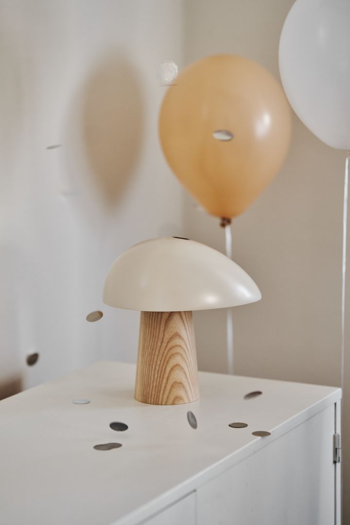 Tidløse designgaver kan også være mindre lamper, som her der den fine bordlampen Night Owl står på skjenken. 