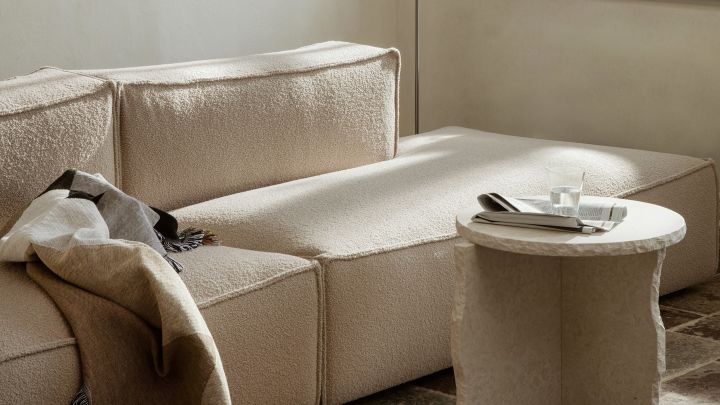 Beige stue med sofa, sofabord og pledd fra Ferm Living. 