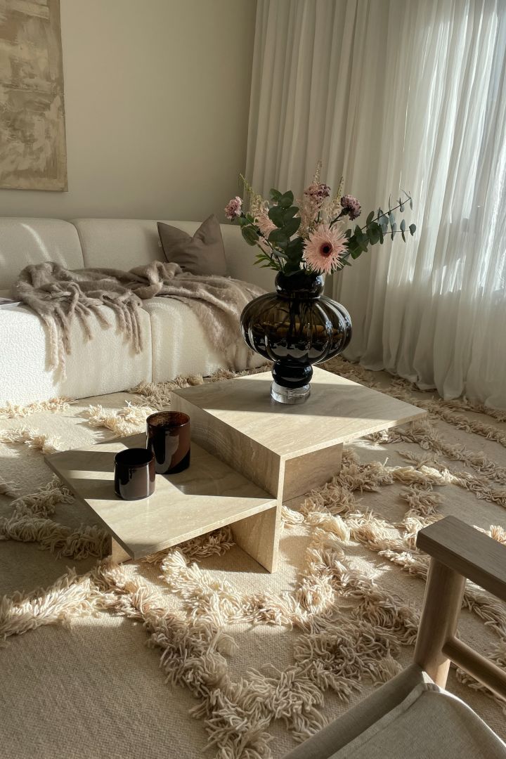 Skap en koselig stue ved hjelp av et stort koselig teppe som det beige Rio ullteppet fra Classic Collection - som her hjemme hos influenceren @joanna.avento.