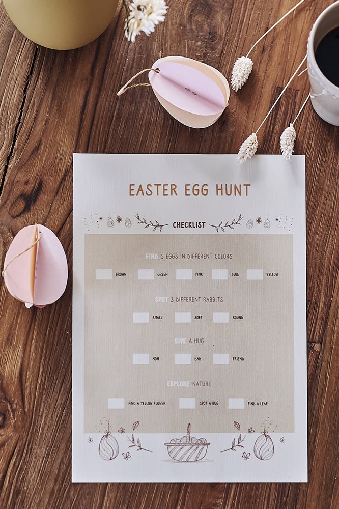 Tips til eggjakt i påsken med aktiviteter som barna må krysse av før de får påskeegget.