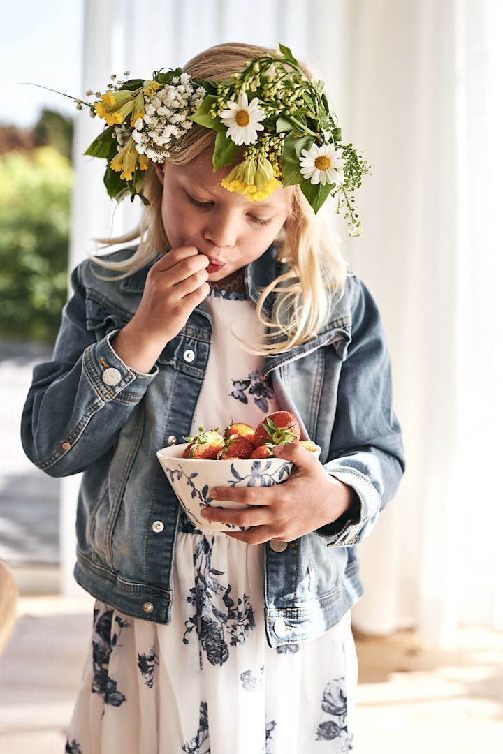 Sommerbøtteliste - plukk jordbær med barna.