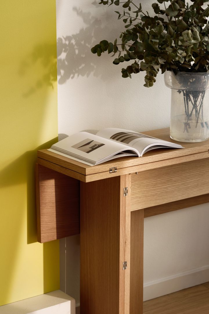 Multifunksjonelle møbler er en av trendene blant interiørtrendene 2024 - her i Flip-bordet i eik fra Design House Stockholm, ett bord men 3 muligheter.