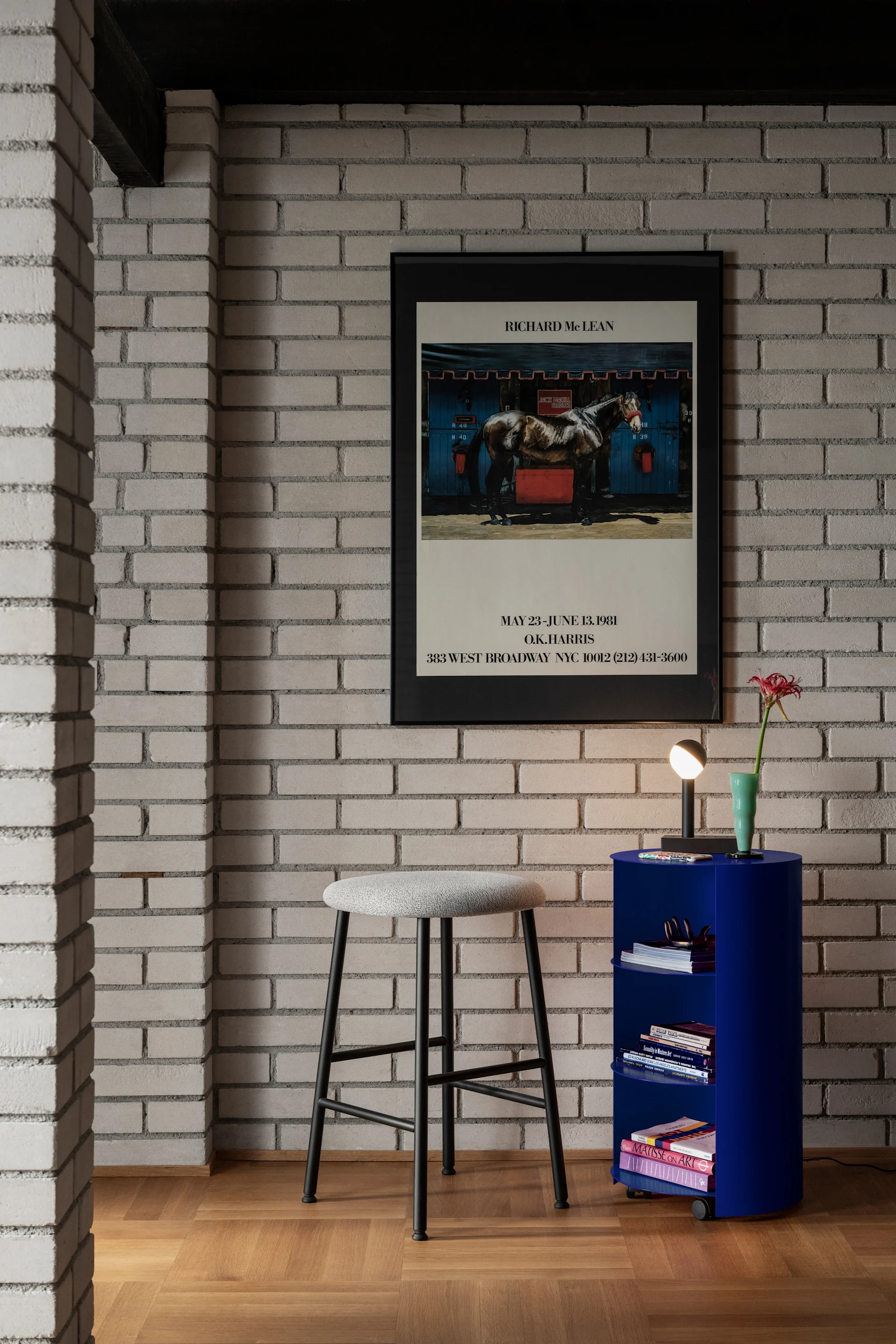 Et knallblått sidebord på hjul med bøker, som gjenspeiler fargetrender interiør 2026.
