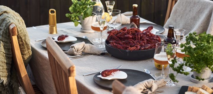 Noen festlige tips til det svenske krepselaget er å dekke bordet med havet som inspirasjon, brette fine servietter og servere enkel og god buffetmat. 