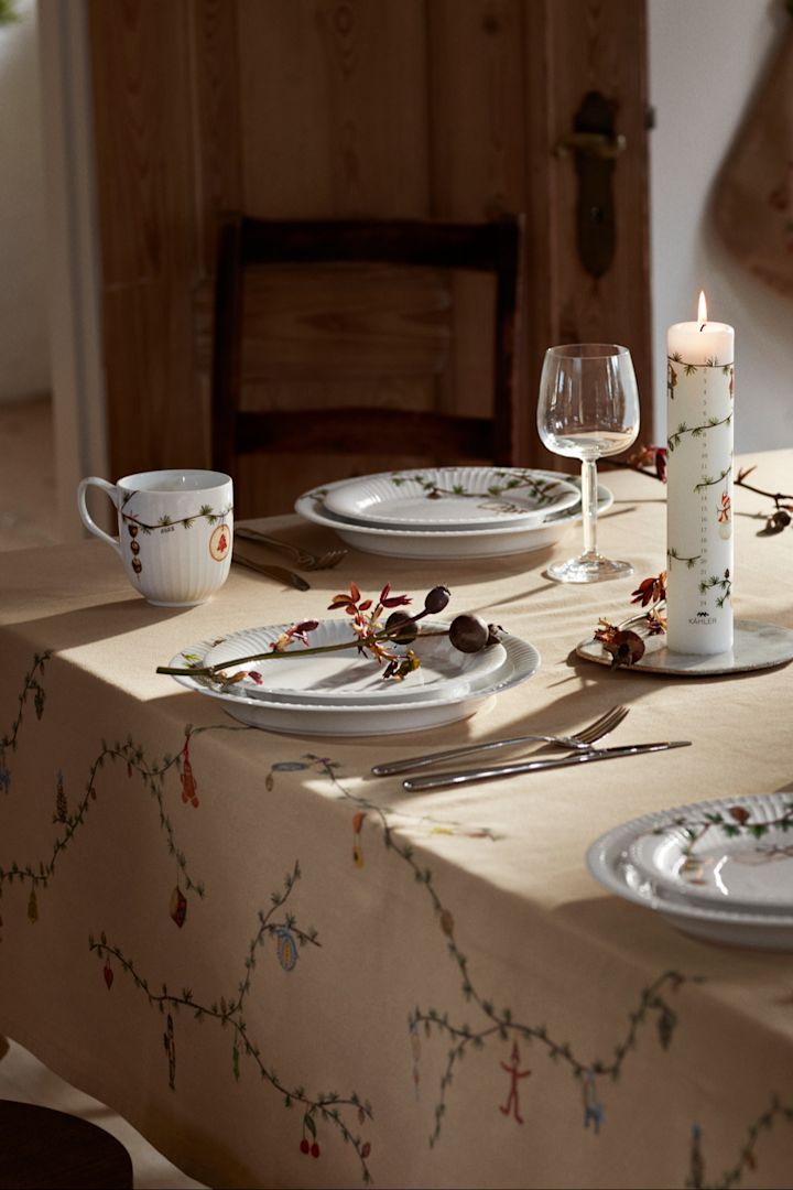 Et juledekket bord med juleservise og Hammershøi-duken fra Kähler.
