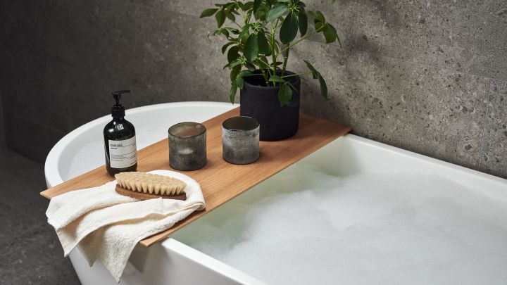 Innred badet ditt for avslappende øyeblikk med stearinlyslykter fra Tell Me More, Meraki såpe, Himla håndkle og Iris Hantverk badebørste for å skape hjemmespa-følelsen.