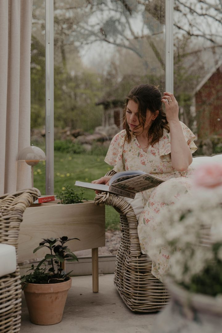 Douve bokhylle fra Bloomingville er perfekt til å innrede drivhus med til lesekroken. Foto: Johanna Berglund, @snickargladjen
