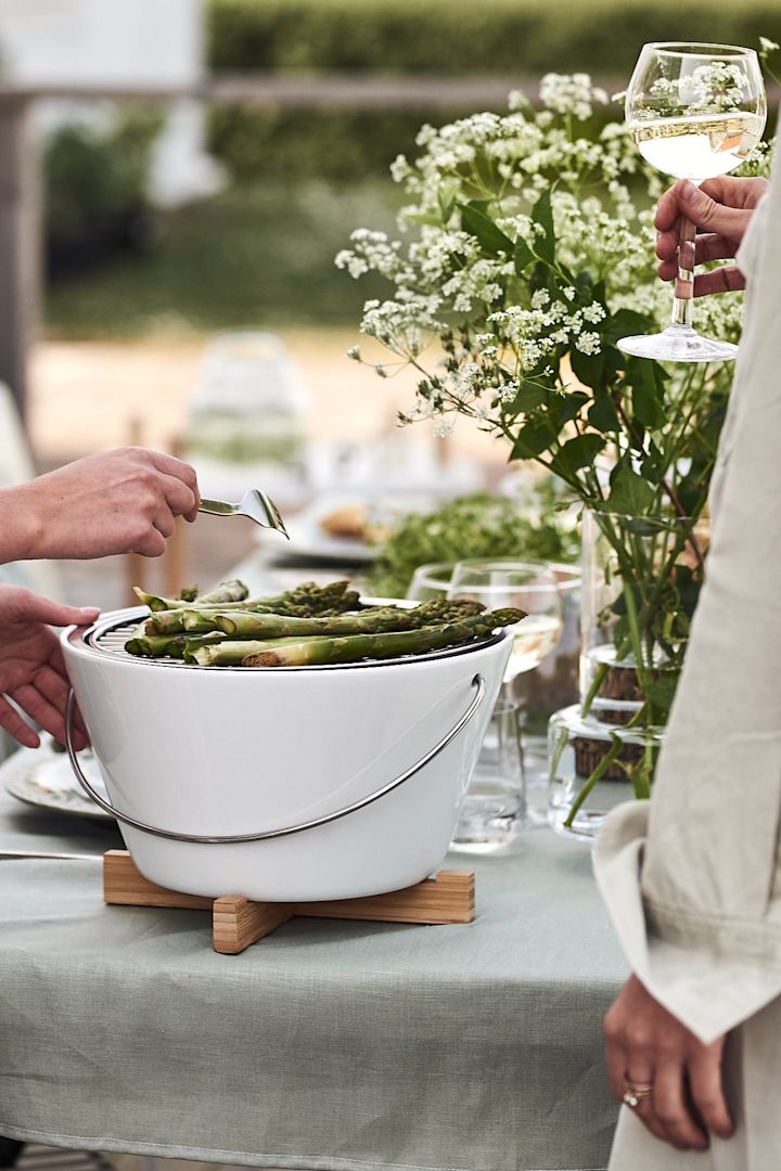 Eva Solo bordgrill står på bordet på hagefesten og det grilles deilige asparges.