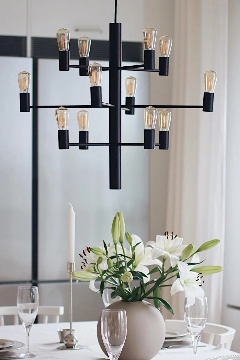 11 moderne taklamper å innrede hjemmet ditt med - her ser du Manola 12 lysekrone fra Herstal.