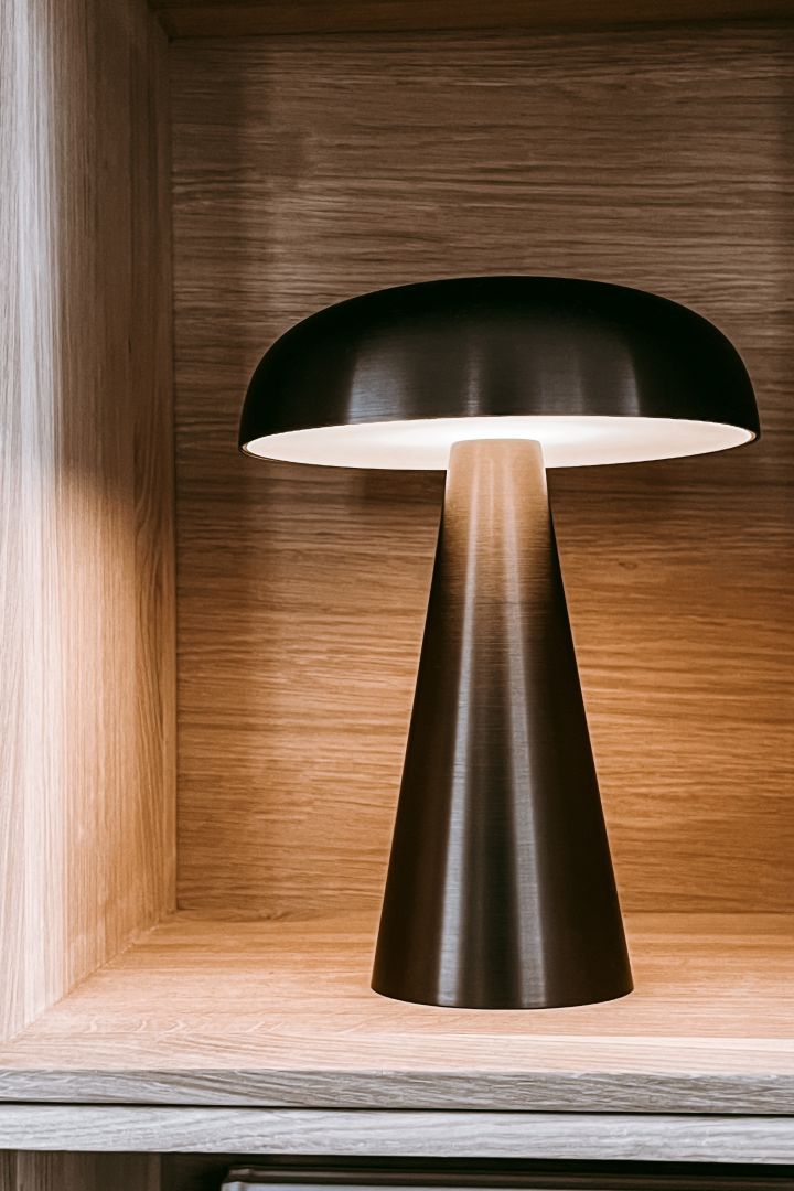 Innrede bokhylle - inspirasjon hjemme hos Anela Tahirovic @arkihem hvor en bærbar lampe som Como fra &Tradition er perfekt å style bokhylla di med.