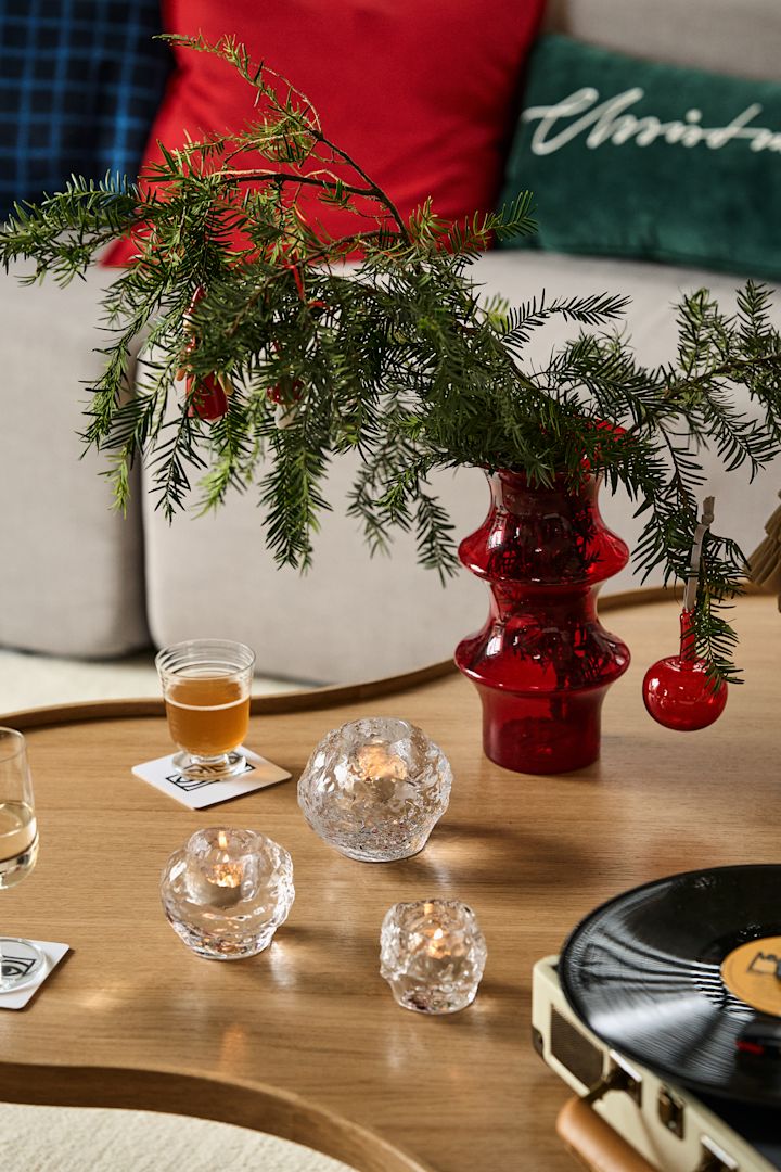 Pynt en vase som Pagot fra Kosta Boda med granbar for å skape julestemning i hjemmet.