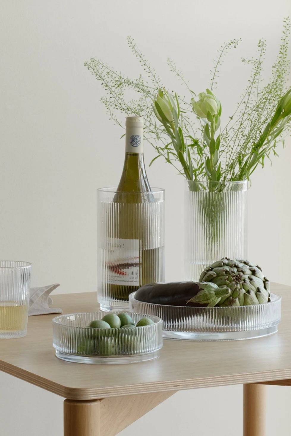 Interiør i riflet glass er en av årets trender, der Pilastro-serien fra Stelton forgyller det dekkede bordet med en trendy touch.