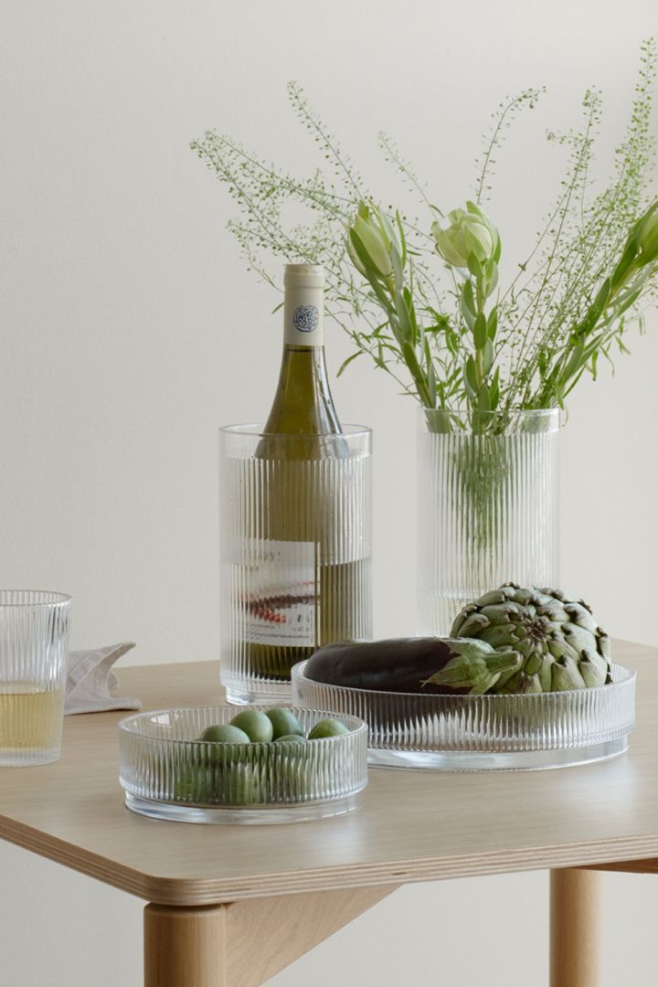 Interiør i riflet glass er en av årets trender, der Pilastro-serien fra Stelton forgyller det dekkede bordet med en trendy touch.