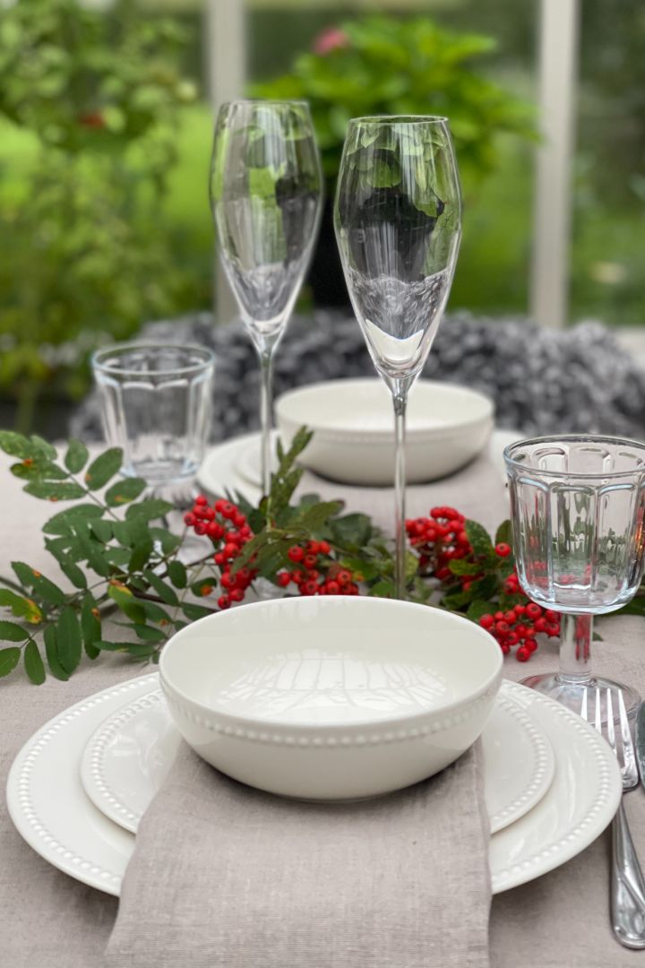 Skap vakre borddekkinger med det stilige Dots-porselenet i hvitt fra Scandi Living sammen med nydelig grønt naturinnslag som dekorasjon. Foto: @villasjovik