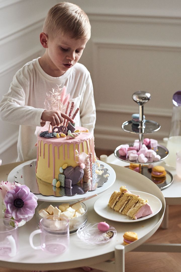 Dekk bordet for en festlig dessertbuffet på Turner bordsidebord fra Broste Copenhagen i påsken sammen med en overdådig påskekake.