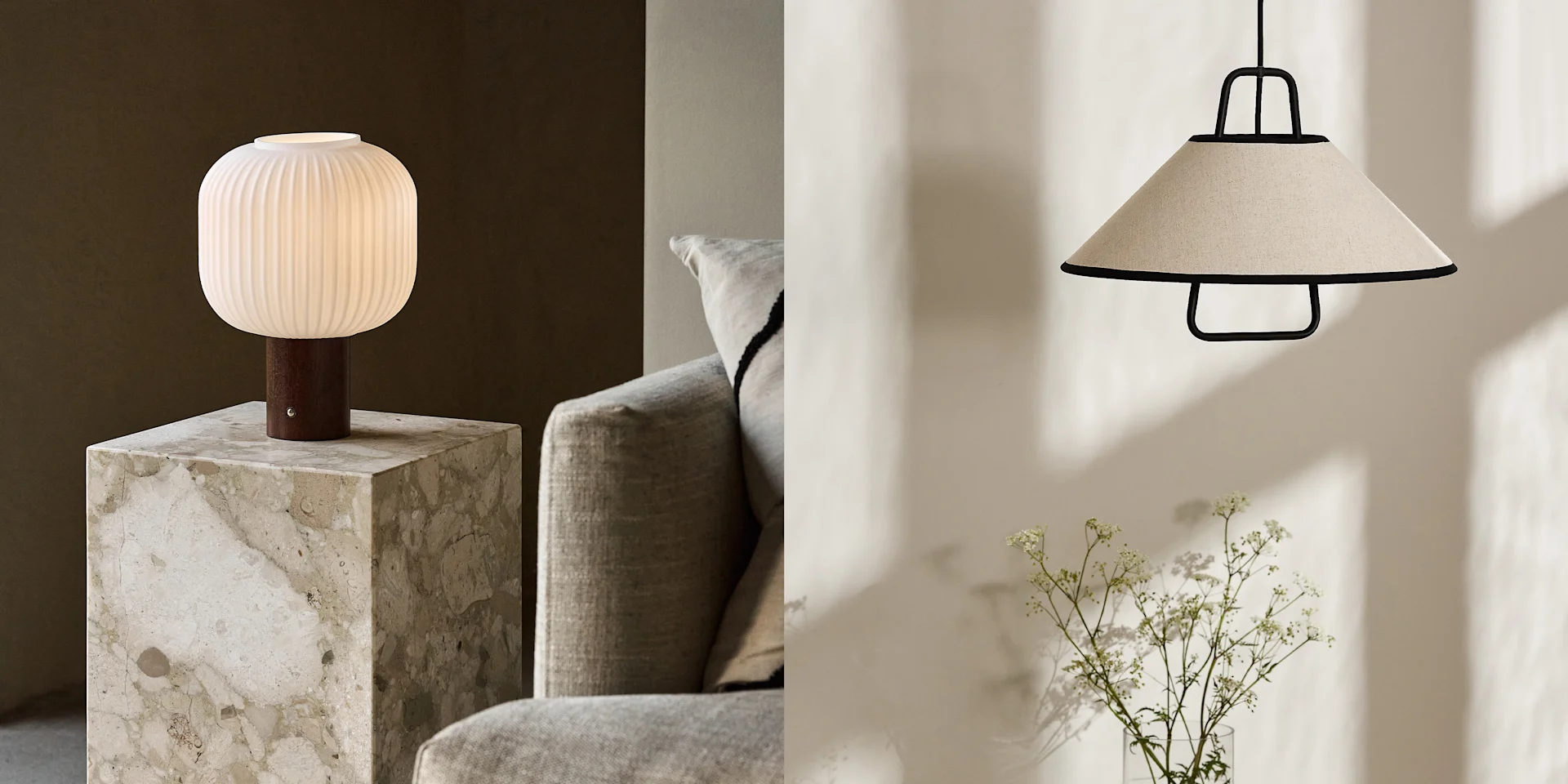 Rillet hvit glass bordlampe på marmorstativ; beige stoff pendellampe med svart ramme og plante.