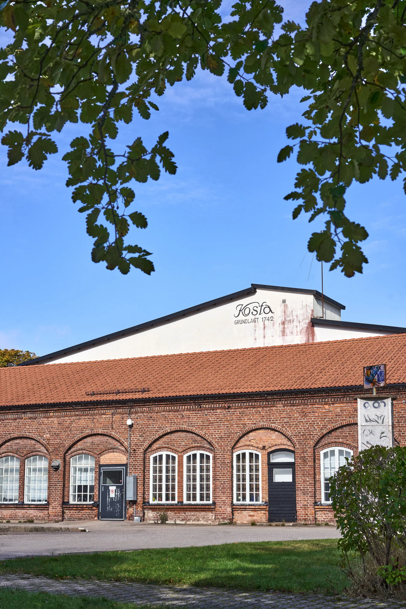 Området rundt Kosta Bodas fabrikk i Sør-Sverige.
