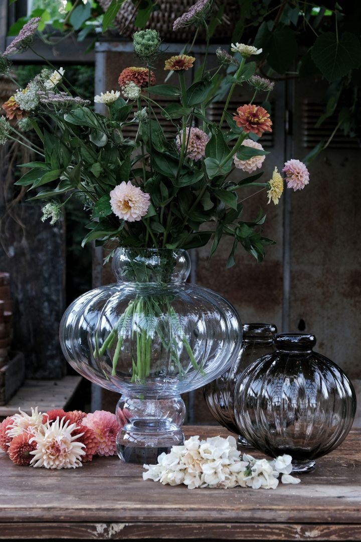 Balloon vase fra Louise Roe Copenhagen er en perfekt rund vase til høye snittblomster.