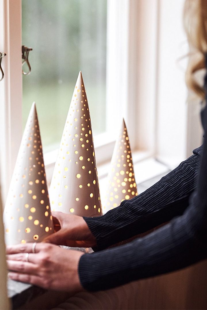 Kählers lyslykter formet som grantrær er vakker adventspynt på vinduskarmen.